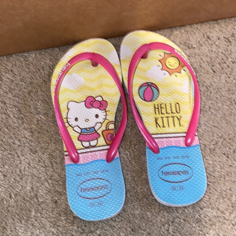 Hello kitty havaianas flip flops size 3-4